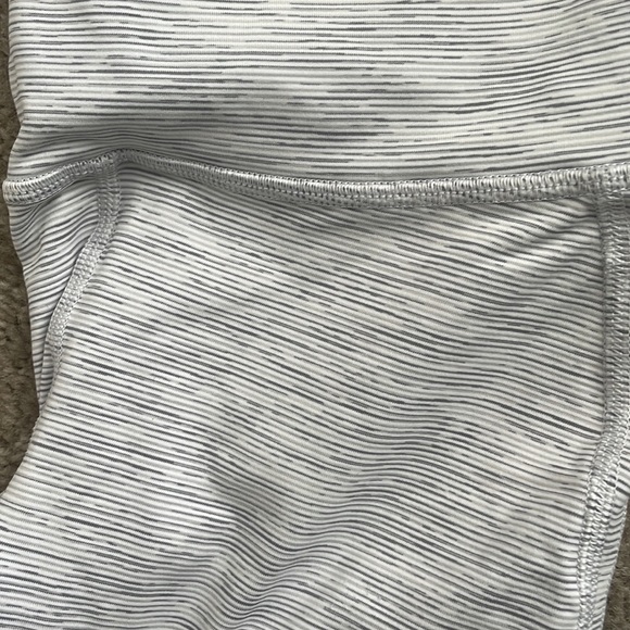 Lulu lemon leggings size 4 - Picture 4 of 4